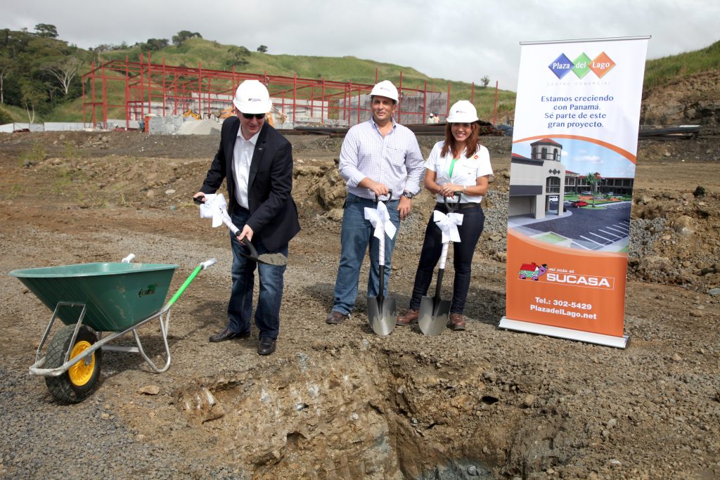 El pasado martes 25 de noviembre se llevó a cabo por parte de altos ejecutivos de Grupo Sucasa la primera Palada del Centro Comercial Plaza del Lago