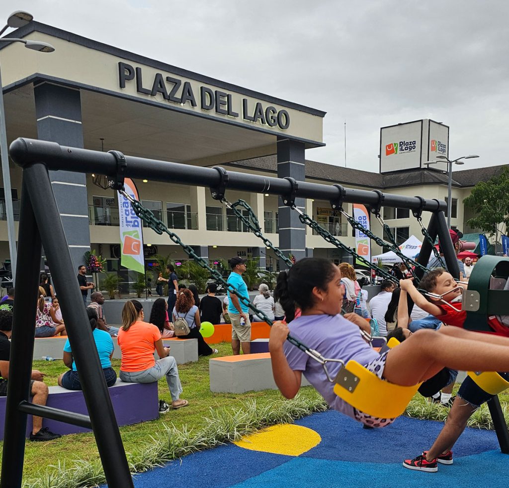 Plaza del Lago celebra su renovación con una jornada familiar llena de alegría